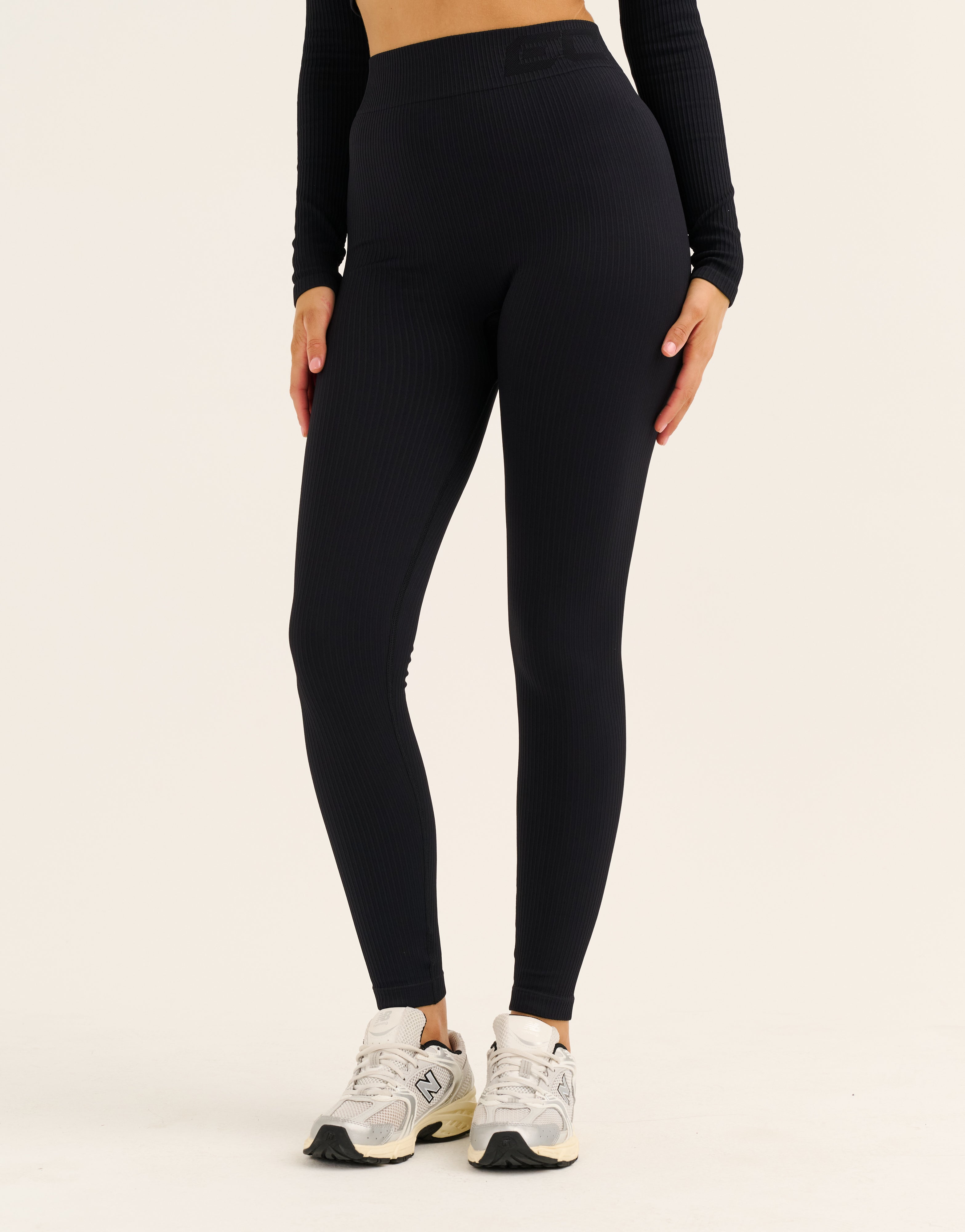 Arise Comfort Mid-Waist Leggings - Stealth Black